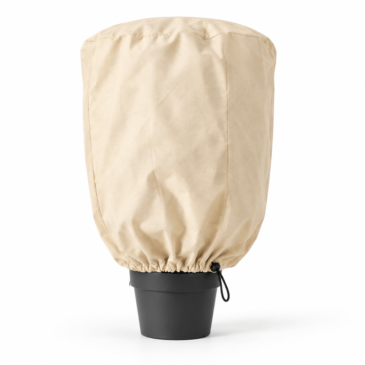 Beige plantenhoes met trekkoord over een plant in een zwarte pot op witte achtergrond