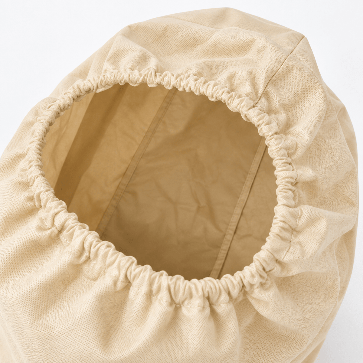Opening aan de onderzijde van de beige plantenhoes met gerimpelde zoom