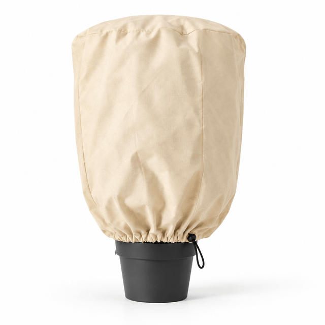 Beige plantenhoes met trekkoord over een plant in een zwarte pot op witte achtergrond