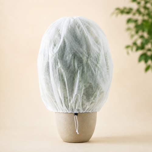Ademende plantenhoes voor winterbescherming