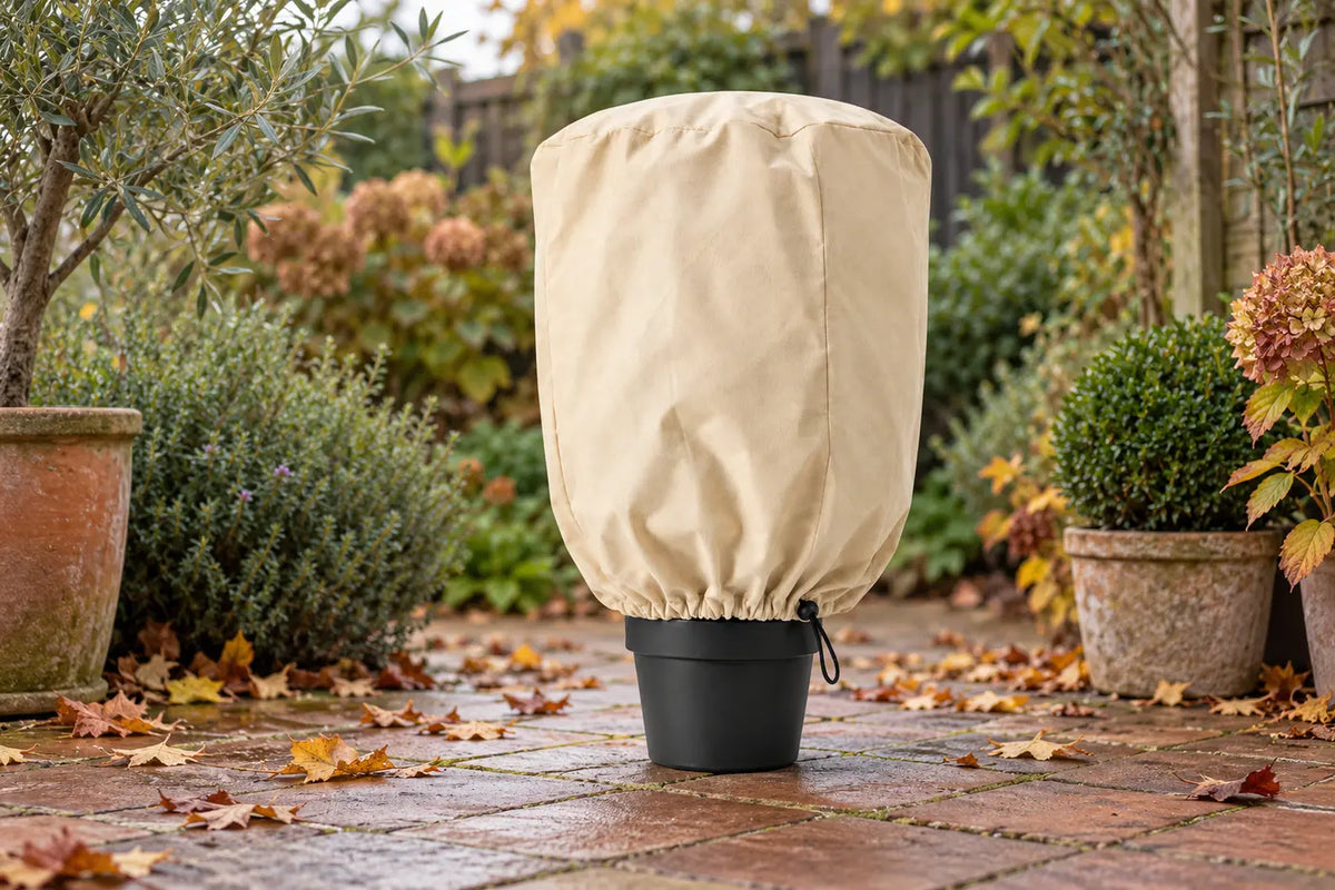 AI-sfeerbeeld van een beige plantenhoes op een herfstterras.